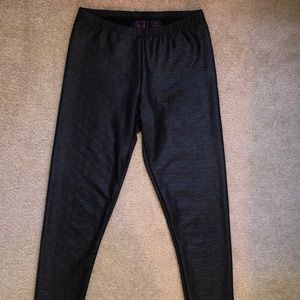 Black textured leggings